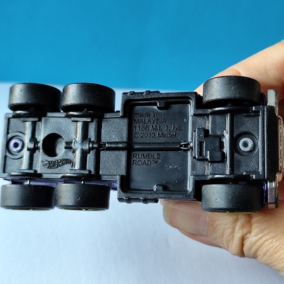 Hot Wheels 2013 Purple Rumble Road Truck Cab #68 and Trailer - Picture 11 of 13